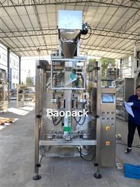 What are the characteristics of the configuration of the vertical packaging machine?